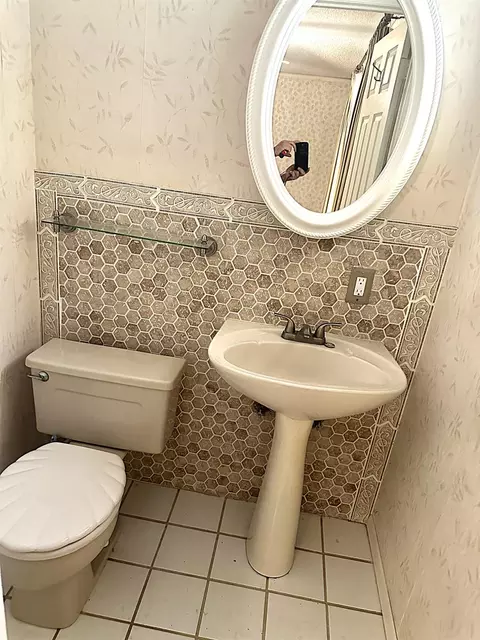 Bath - 5764 Alicia Ave, Olivehurst, CA 95961 photo 2 of 2