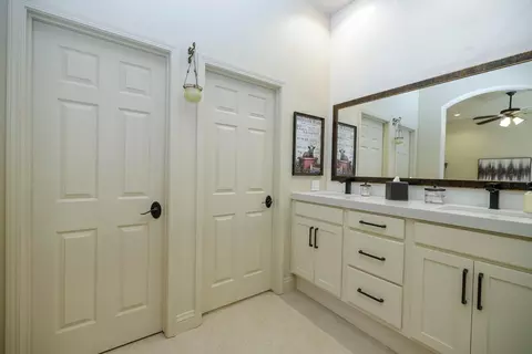 Bath - 3224 Clearview Ct, Modesto, CA 95355 photo 2 of 6