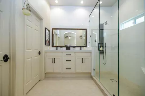 Bath - 3224 Clearview Ct, Modesto, CA 95355 photo 4 of 6