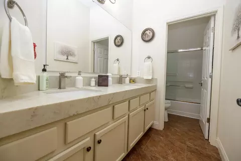 Bath - 3224 Clearview Ct, Modesto, CA 95355 photo 5 of 6