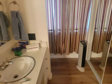 Bath - 514 Fairview Ave, Madera, CA 93637 photo 1 of 4