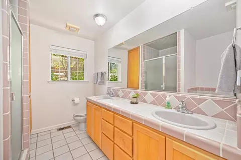 Bath - 18135 Quail Mountain Ct, Applegate, CA 95703 photo 2 of 7