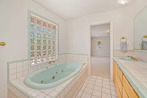 Bath - 18135 Quail Mountain Ct, Applegate, CA 95703 photo 5 of 7