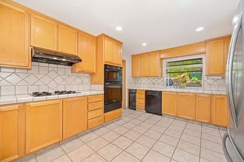 Kitchen - 18135 Quail Mountain Ct, Applegate, CA 95703 photo 5 of 5