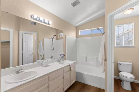 Bath - 1915 Maplegrove Ln, Tracy, CA 95376 photo 2 of 4