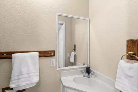 Bath - 1915 Maplegrove Ln, Tracy, CA 95376 photo 1 of 4