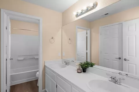 Bath - 1915 Maplegrove Ln, Tracy, CA 95376 photo 3 of 4