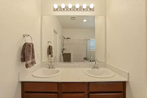 Bath - 428 Pendragon, Manteca, CA 95337 photo 2 of 4