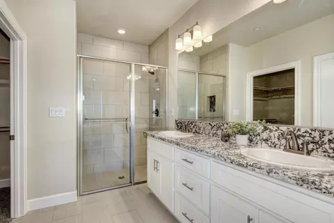 Bath - 928 Norman Rd, Galt, CA 95632 photo 4 of 5