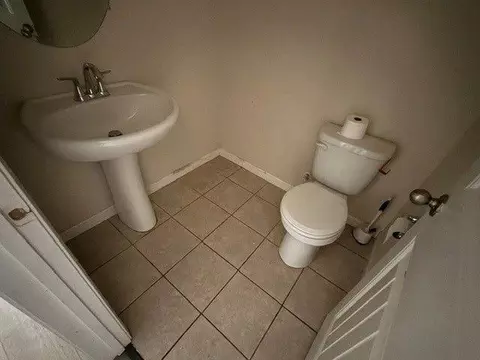 Bath - 3900 Sanderling Ave, Modesto, CA 95355 photo 1 of 4