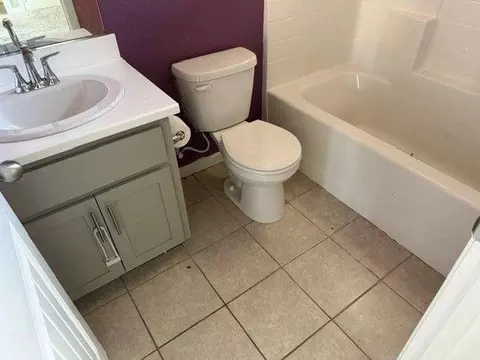Bath - 3900 Sanderling Ave, Modesto, CA 95355 photo 2 of 4