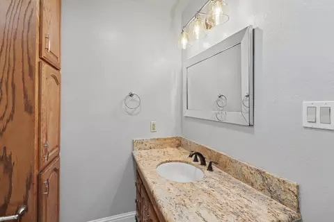 Bath - 3912 Henderson Way, Carmichael, CA 95608 photo 2 of 3