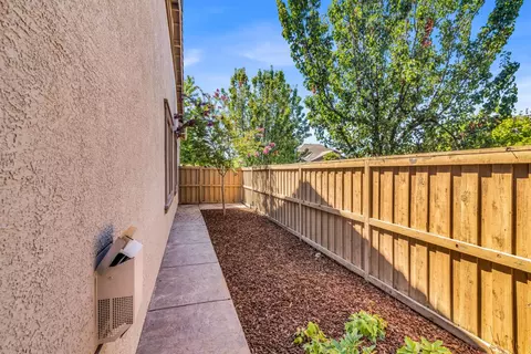 Exterior - 2152 Ritchie St, Folsom, CA 95630 photo 3 of 12