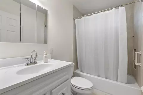 Bath - 983 Fairview Dr, Gridley, CA 95948 photo 2 of 2
