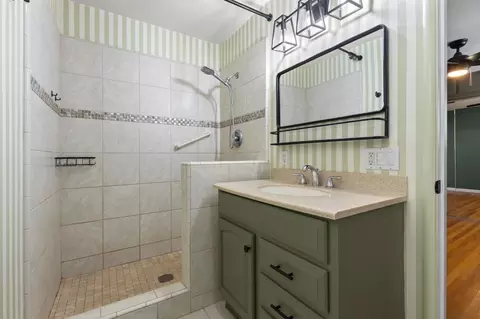 Bath - 983 Fairview Dr, Gridley, CA 95948 photo 1 of 2