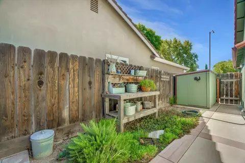 Exterior - 495 Mahogany Ln, Tracy, CA 95376 photo 14 of 15