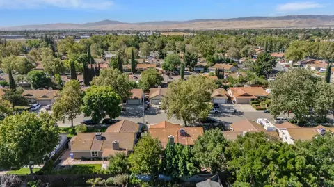 View/Area - 495 Mahogany Ln, Tracy, CA 95376 photo 4 of 5