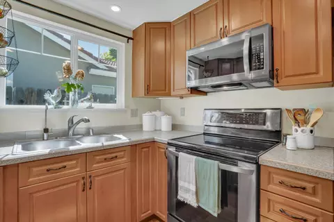 Kitchen - 495 Mahogany Ln, Tracy, CA 95376 photo 2 of 2