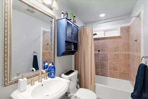 Bath - 1013 Landee Way, Modesto, CA 95355 photo 1 of 2