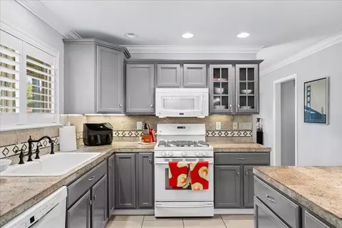 Kitchen - 1013 Landee Way, Modesto, CA 95355 photo 6 of 7