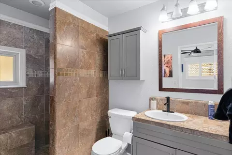 Bath - 1013 Landee Way, Modesto, CA 95355 photo 2 of 2