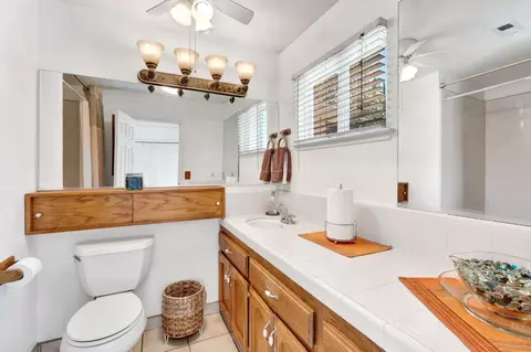Bath - 404 Fall Ave, Madera, CA 93637 photo 3 of 3