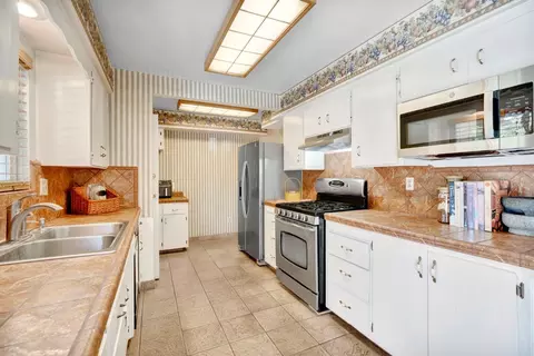 Kitchen - 404 Fall Ave, Madera, CA 93637 photo 4 of 8