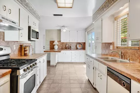 Kitchen - 404 Fall Ave, Madera, CA 93637 photo 6 of 8