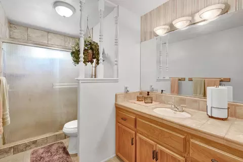 Bath - 404 Fall Ave, Madera, CA 93637 photo 2 of 3