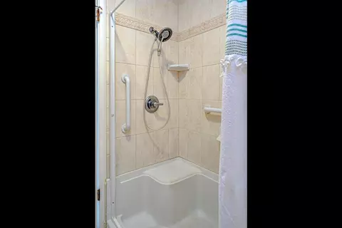 Bath - 4132 Cowell Blvd, Davis, CA 95618 photo 3 of 3