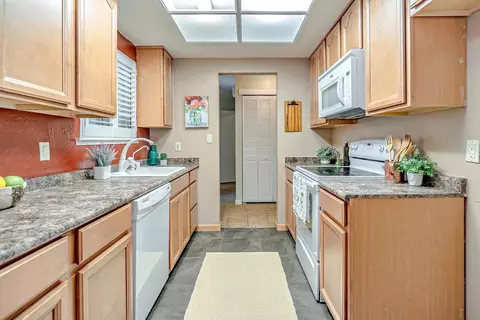 Kitchen - 4132 Cowell Blvd, Davis, CA 95618 photo 4 of 5