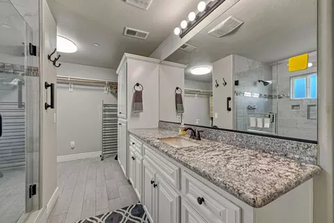 Bath - 1320 Silhouette Ct, Merced, CA 95340 photo 2 of 2