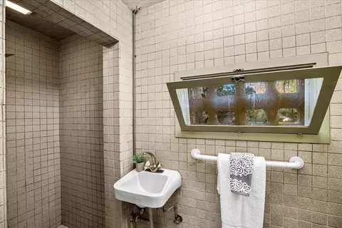 Bath - 1018 W Morris Ave, Modesto, CA 95350 photo 2 of 9