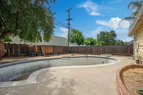Exterior - 1904 Aloha Way, Modesto, CA 95350 photo 8 of 9