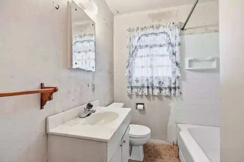 Bath - 1904 Aloha Way, Modesto, CA 95350 photo 1 of 1