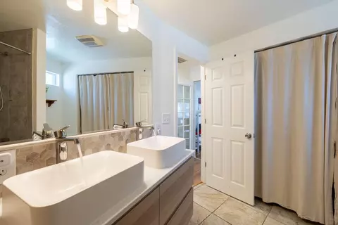 Bath - 222 D St, Lincoln, CA 95648 photo 2 of 3