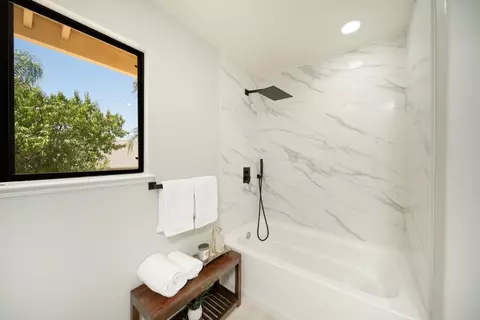 Bath - 513 Tarland Ln, Patterson, CA 95363 photo 4 of 5