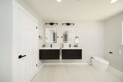 Bath - 513 Tarland Ln, Patterson, CA 95363 photo 2 of 5