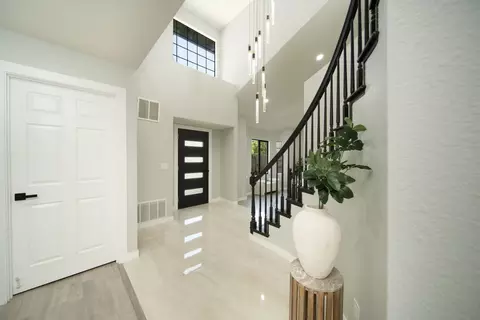Entry Way - 513 Tarland Ln, Patterson, CA 95363 photo 2 of 5