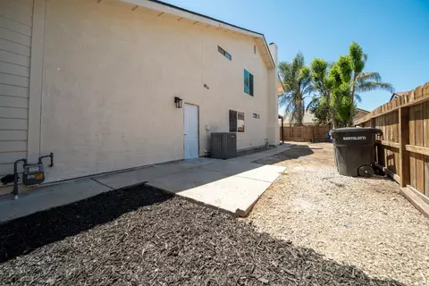 Exterior - 513 Tarland Ln, Patterson, CA 95363 photo 4 of 6