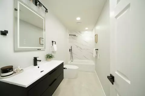 Bath - 513 Tarland Ln, Patterson, CA 95363 photo 1 of 5