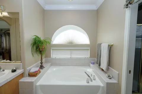Bath - 2813 Kingman Ct, Modesto, CA 95355 photo 4 of 9