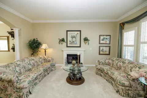 Living - 2813 Kingman Ct, Modesto, CA 95355 photo 2 of 7