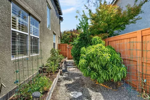 Exterior - 1739 Portola Ct, Davis, CA 95616 photo 6 of 8