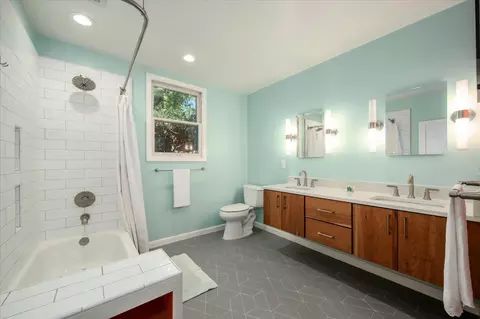 Bath - 213 Main St, Winters, CA 95694 photo 4 of 4