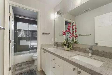 Bath - 1544 Jasmine Way, Lodi, CA 95242 photo 3 of 5