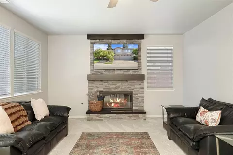 Living - 1544 Jasmine Way, Lodi, CA 95242 photo 4 of 6
