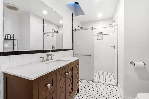 Bath - 5108 Laurelview Ave, Carmichael, CA 95608 photo 1 of 2