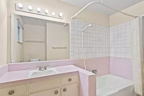 Bath - 335 Jason St, Manteca, CA 95336 photo 2 of 3