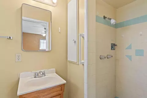 Bath - 335 Jason St, Manteca, CA 95336 photo 3 of 3